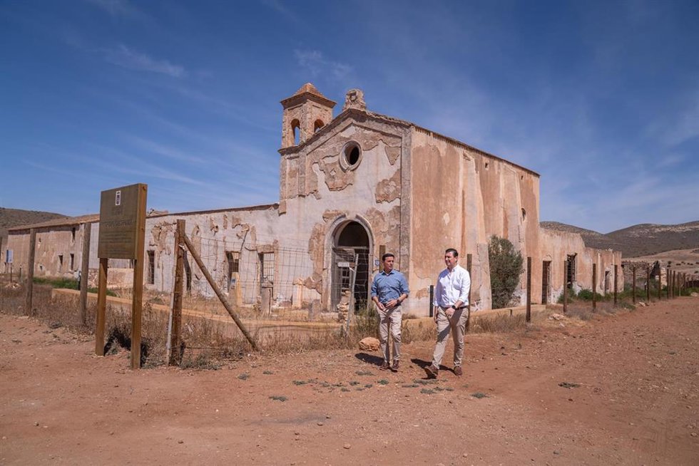 Archivo - El presidente de la Diputación, Javier Aureliano García, y el alcalde de Níjar, José Francisco Garrido, en el entorno del Cortijo del Fraile.