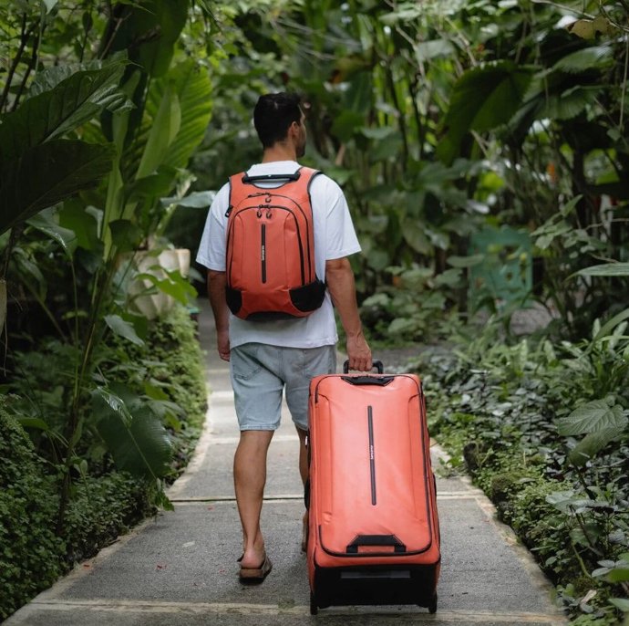 Samsonite reinventa 'Ecodiver', la mochila para los 'aventureros urbanos' ahora en tonos tierra.