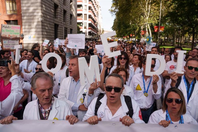 Archivo - Sanitarios durante la manifestación con motivo de la huelga de médicos contra el nuevo Estatuto Marco, frente al Congreso de los Diputados, a 3 de octubre de 2025, en Madrid (España). Esta huelga de médicos, convocada por la Confederación Españo