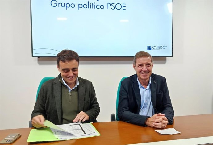 El portavoz del PSOE en el Ayuntamiento de Oviedo, Carlos Fernández Llaneza, y el concejal Javier Ballina, en rueda de prensa.
