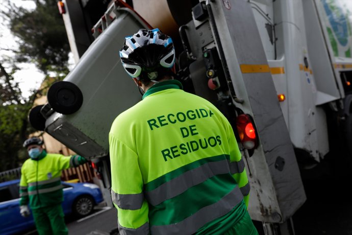 Dos operarios de recogida de residuos