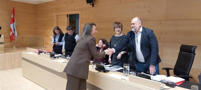 González Corral saluda a los procuradores del Grupo Socialista