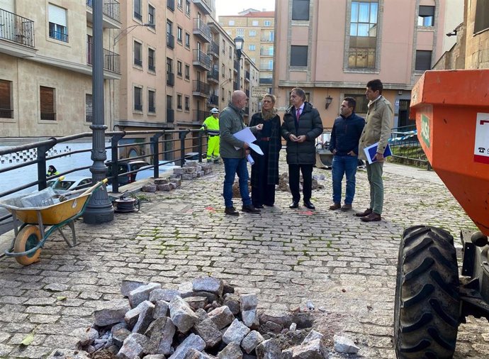 El alcalde de Salamanca, Carlos García Carbayo (centro), junto a la concejala de Medio Ambiente, María José Coca, en la plaza de San Cristóbal.