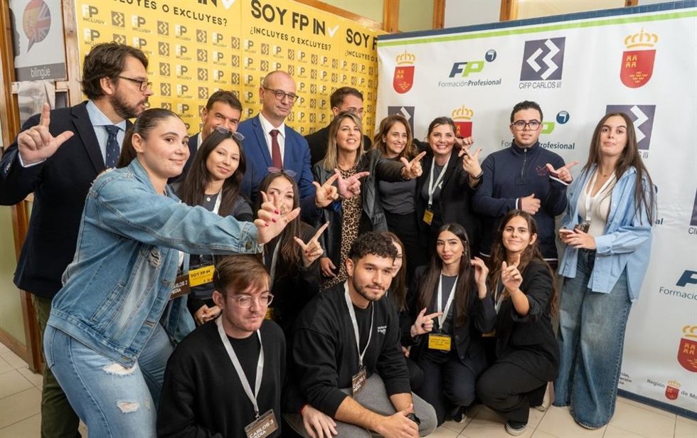 El consejero de Educación y Formación Profesional, Víctor Marín, y la alcaldesa de Cartagena, Noelia Arroyo, inauguran la I Jornada por una formación en empresa inclusiva, que se celebra en el CIFP Carlos III