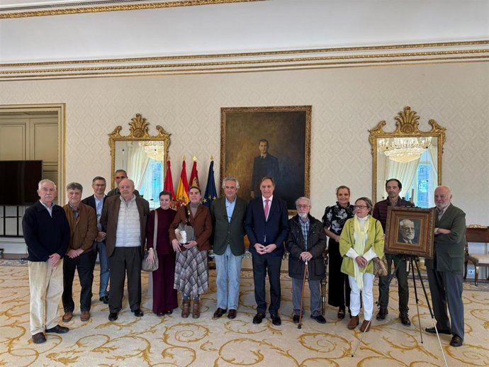 El Ayuntamiento de Salamanca recibe un retrato de Unamuno donado por Manuel García, funcionario municipal jubilado.
