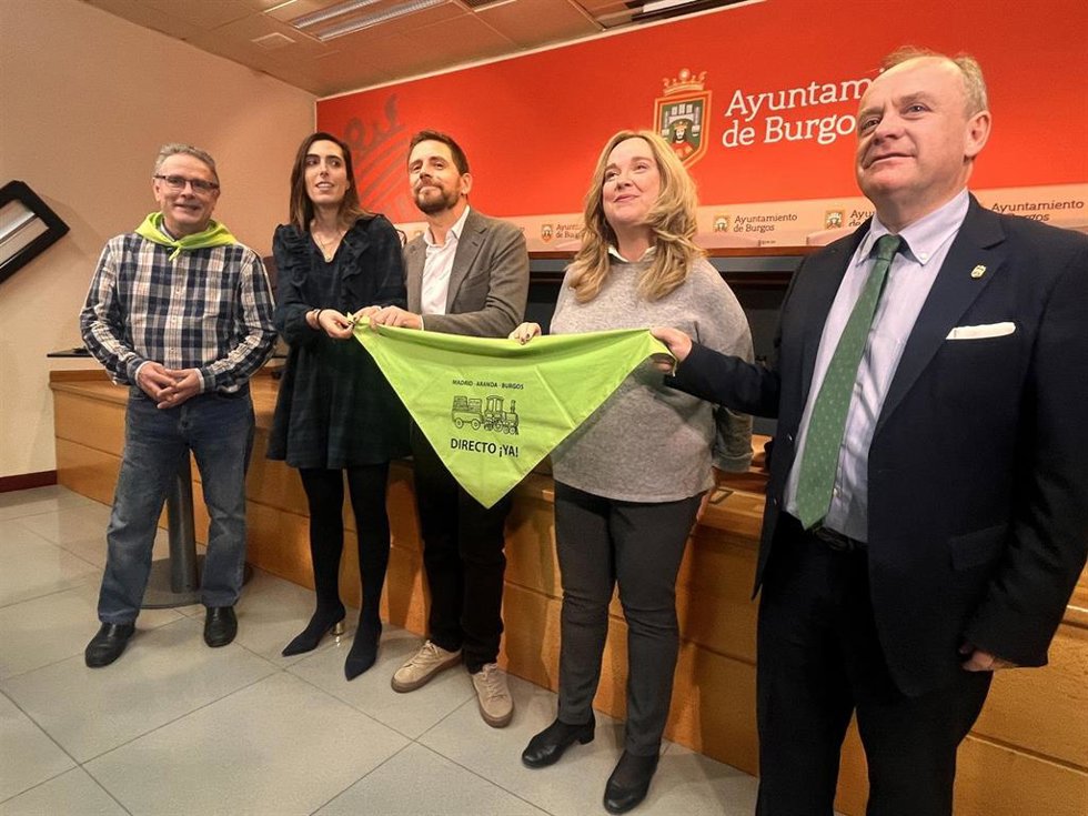 El secretario de Socibur, Carlos Temiño; la portavoz del equipo de Gobierno, Andrea Ballestero; el portavoz del PSOE, Josué Temiño; la alcaldesa, Cristina Ayala; y el portavoz de Vox, Fernando Martínez-Acitores.
