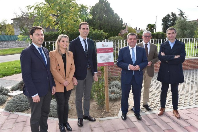El consejero de la Presidencia, Luis Miguel González Gago, visita el nuevo parque para la realización de actividad física al aire libre en Medina del Campo (Valladolid)