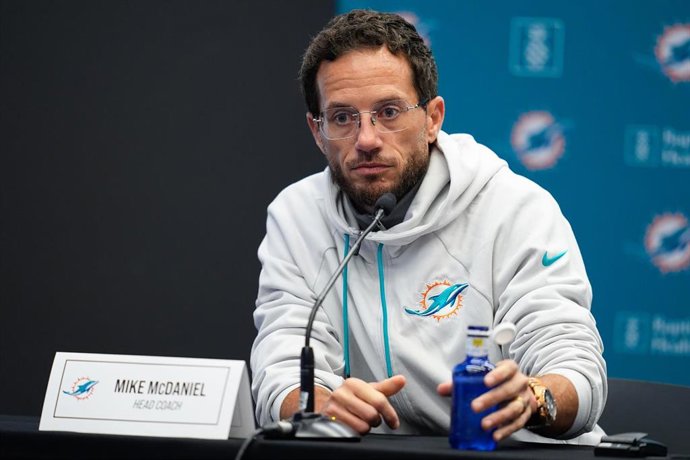 El entrenador de los Miami Dolphins, Mike McDaniel, en rueda de prensa desde el Riyadh Air Metropolitano.