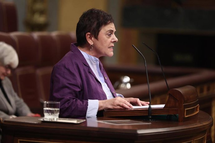 La portavoz de EH Bildu en el Congreso, Mertxe Aizpurua, interviene durante una sesión de control al Gobierno, en el Congreso de los Diputados, a 12 de noviembre de 2025, en Madrid (España). 