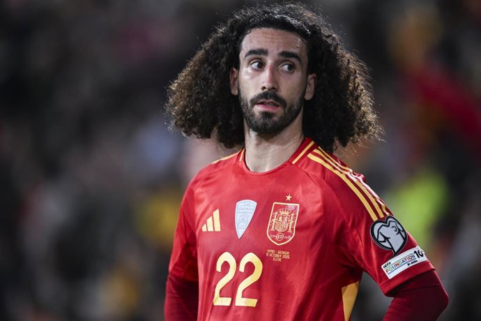 Archivo - Marc Cucurella, da Espanha, observa durante a partida de futebol das eliminatórias europeias do Grupo E da Copa do Mundo da FIFA 2026 entre Espanha e Geórgia no Estádio Manuel Martinez Valero em 11 de outubro de 2025 em Elche, Espanha.