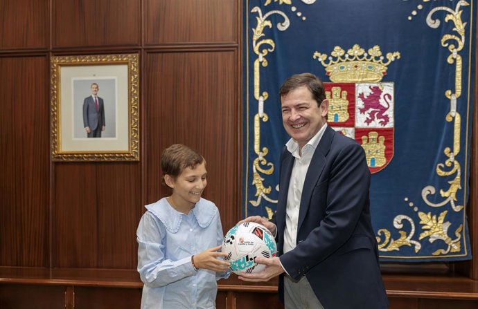 El presidente de la Junta de Castilla y León, Alfonso Fernández Mañueco, posa junto a María Caamaño.