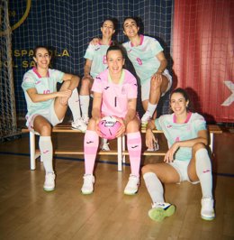 Imagen de las jugadoras de la selección española de fútbol sala femenino con la nueva equipación.