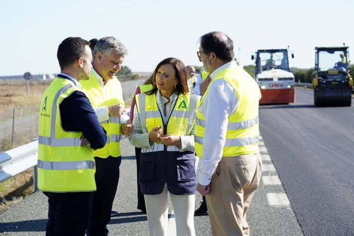 Díaz visita los trabajos de renovación del firme de la autovía A-92 entre Alcalá de Guadaíra y Arahal.