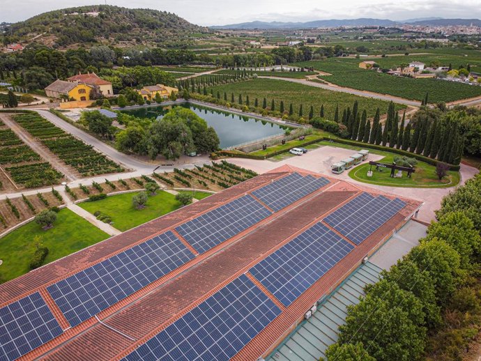 Archivo - Paneles solares en el Penedès