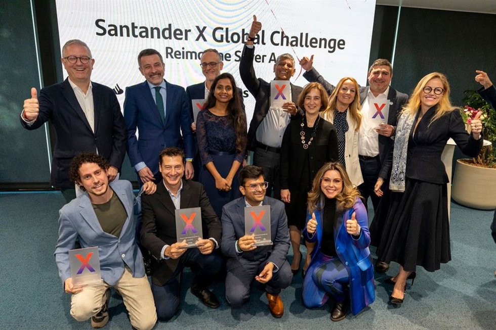 Foto de familia, ganadores del reto Santander X junto a Peter Huber y Miguel de Foronda
