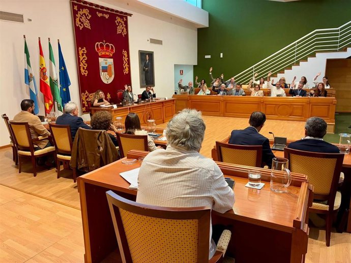 Pleno extraordinario en el Ayuntamiento de Torremolinos en el que se ha aprobado inicialmente el presupuesto de 2026 con los votos favorables mayoritarios del PP y los votos en contra de los grupos de la oposición (PSOE, Vox e IU-Podemos).