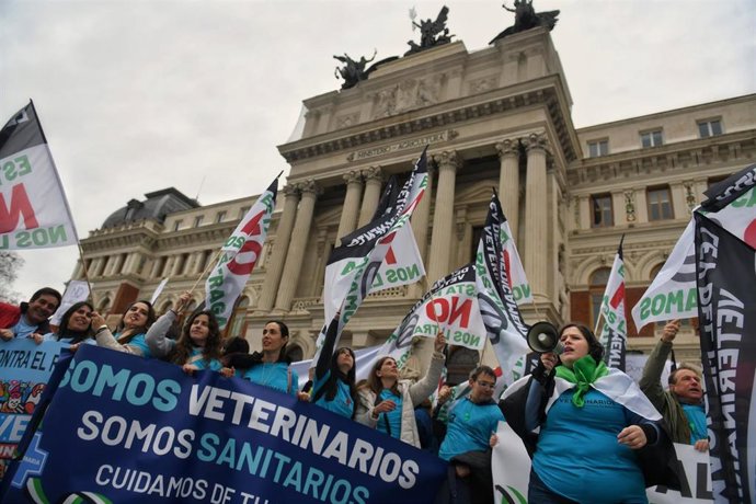 Archivo - Varias personas con carteles durante una concentración de veterinarios por la polémica de la ley de medicamentos, frente al Ministerio de Agricultura, a 5 de marzo de 2025, en Madrid (España). 