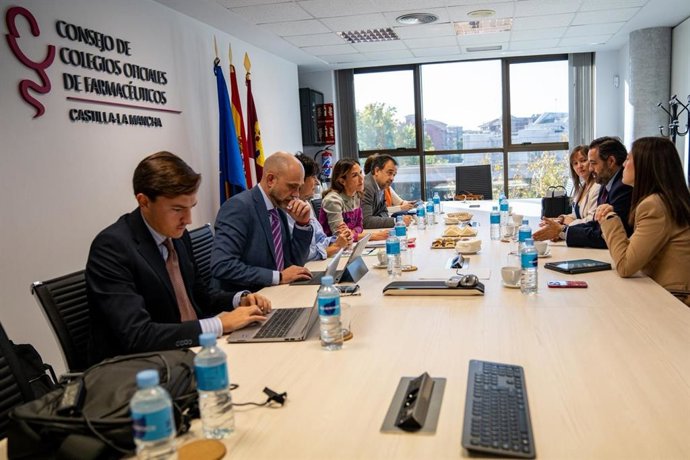 El presidente del Partido Popular de Castilla-La Mancha, Paco Núñez, reunido con el Consejo de Colegios Oficiales de Farmacéuticos de Castilla-La Mancha.
