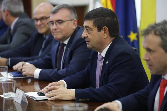 El presidente de la Diputación de Jaén, Francisco Reyes (2d), en la reunión de la Mesa del Aeropuerto entre el subdelegado del Gobierno en Granada, José Antonio Montilla, a su derecha, y el alcalde jiennense, Julio Millán