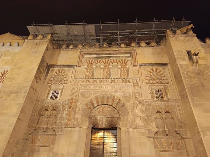 Archivo - Exterior de la zona afectada por el incendio del 8 de agosto en la Mezquita-Catedral de Córdoba.