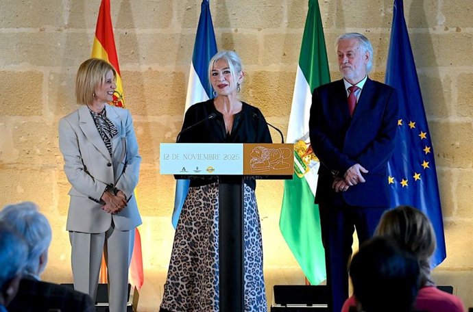 La consejera de Cultura y Deporte de la Junta de Andalucía, Patricia del Pozo, en un acto sobre el yacimiento Asta Regia, acompañada por la alcaldesa de Jerez, María José García-Pelayo.