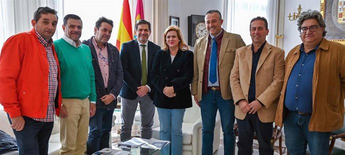 El presidente de la Diputación de Ciudad Real, Miguel Ángel Valverde Menchero, recibe al alcalde de Guadalupe y presidente de la Red de Caminos a Guadalupe, José Miguel Martín.