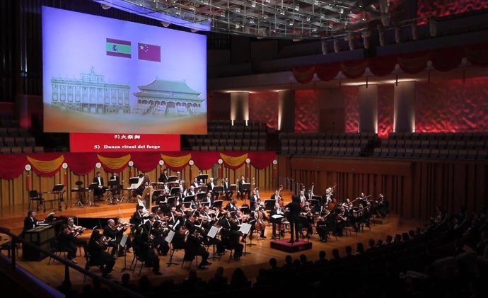 O rei Felipe VI e a rainha Letizia, acompanhados pelo presidente chinês, Xi Jinping, e pela primeira-dama, Peng Liyuan, foram testemunhas excepcionais nesta quarta-feira do primeiro concerto oferecido em Pequim pela Royal Theatre Orchestra.