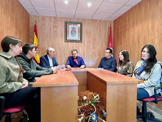 El diputado de Derechos Sociales y Territorio Sostenible, Francisco Javier Álvarez (tercero por la izquierda), da la bienvenida a las dos nuevas familias acogidas al programa Repuebla junto al alcalde de Almanza, Javier Santiago Vélez (centro).