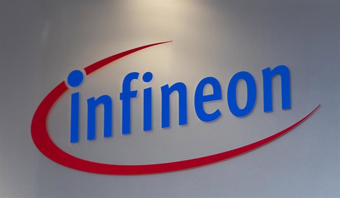Archivo - Logo de Infineon en la entrada de una de sus oficinas.