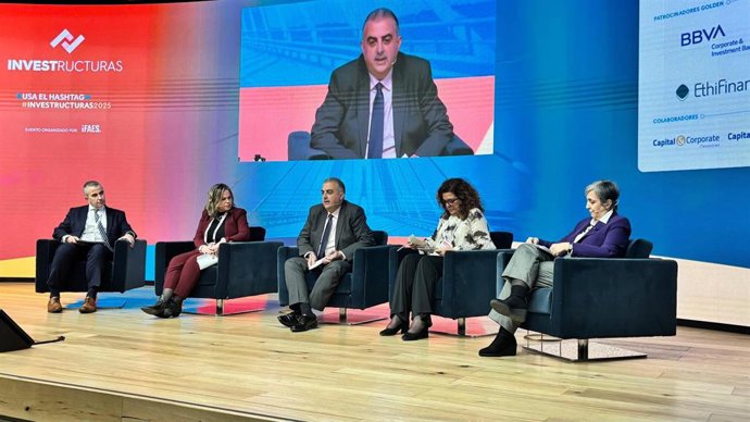 El consejero de Fomento, Vivienda, Ordenación del Territorio y Medio Ambiente, Roberto Media, participa dentro del Congreso INVESTructuras en la mesa redonda ‘Desafíos de la actividad concesional’