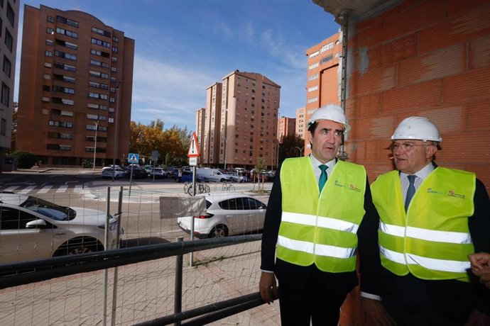 Suárez-Quiñones (i) y Carnero, durante su visita a las viviendas de Mieses.