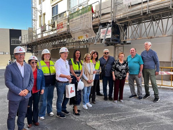 La delegada de la Junta en Almería, Aránzazu Martín, junto a responsables de la obra y vecinos durante la visita a los trabajos de mejora energética en el edificio Sauce.