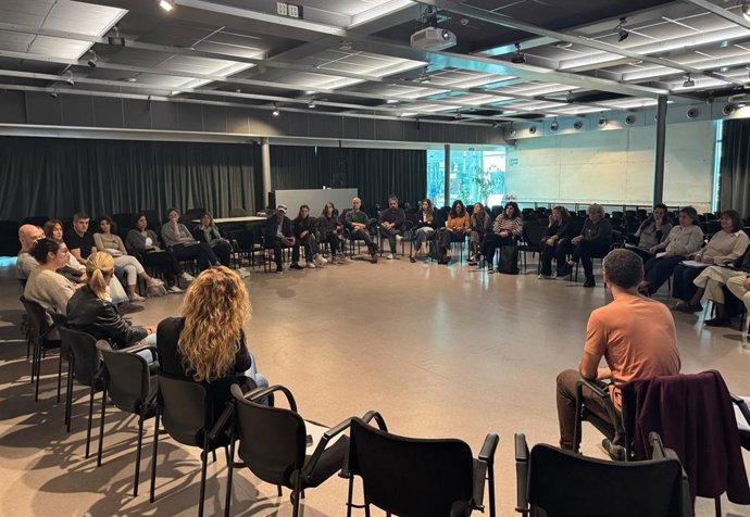 La directora general de Formación Profesional y Ordenación Educativa, Maria Isabel Salas, preside un encuentro con entidades que impulsan programas para jóvenes que han abandonado el sistema educativo.