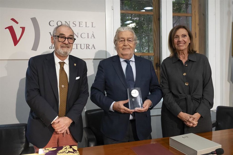 El Consell Valenci de Cultura (CVC) hace entrega a la Fundación Bancaja de su Medalla de Honor.