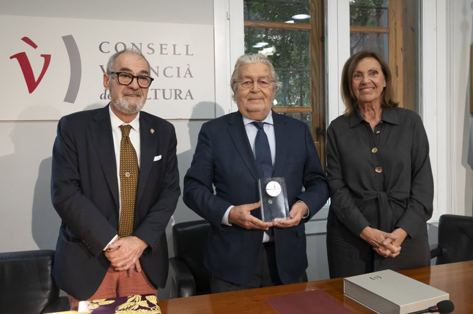 El Consell Valencià de Cultura (CVC) hace entrega a la Fundación Bancaja de su Medalla de Honor.