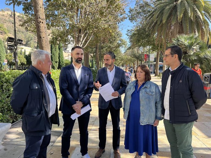 El portavoz municipal del PSOE, Daniel Pérez, y ediles socialistas