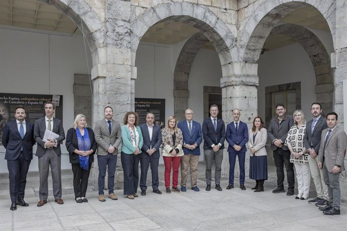 El consejero de Educación, Sergio Silva, acompañado de todos los altos cargos de su Consejería, comparece en la Comisión de Economía para informar sobre el presupuesto de su departamento.