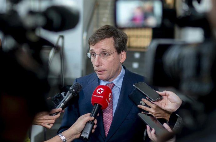 El alcalde de Madrid, José Luis Martínez-Almeida (c), durante la recepción a los miembros de la Federación de Grupos Tradicionales Madrileños con motivo del 175 aniversario del chotis, en el Museo de San Isidro