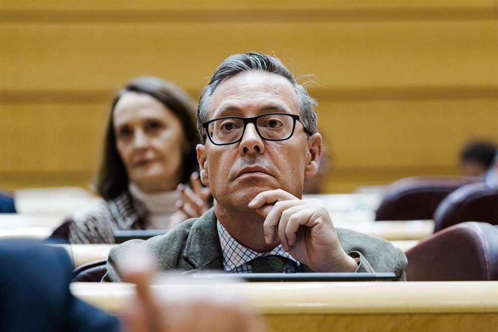 El senador del PP, Alfonso Serrano, interviene durante una sesión plenaria, en el Senado, a 22 de octubre de 2025, en Madrid (España). 