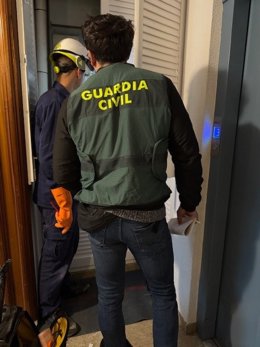 Inspecció de la Guàrdia Civil en un local comercial