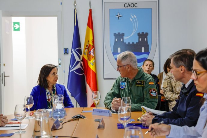La ministra de Defensa, Margarita Robles, de visita al Centro de Operaciones Aéreas Combinadas de la OTAN (CAOC) de Torrejón de Ardoz, donde se lleva a cabo el control y vigilancia del flanco sur