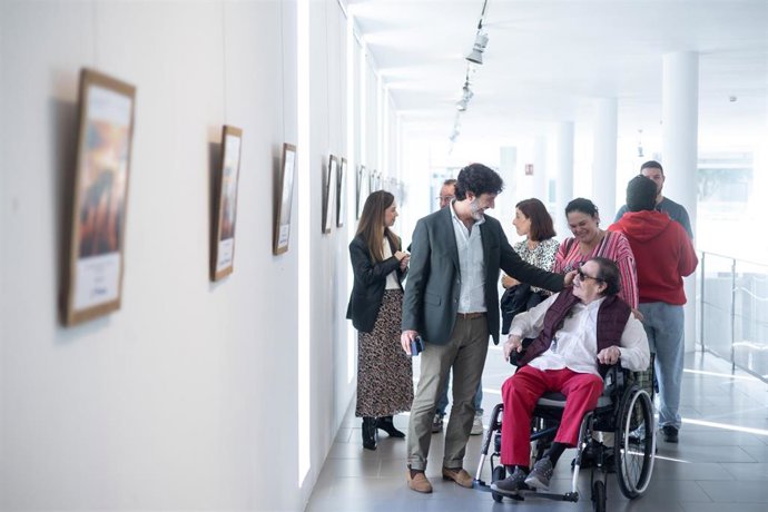 El diputado de Centros Asistenciales, Tercer Sector y Cooperación Internacional, Francisco José Martín, ha recibido en la Diputación a algunos de los participantes en la iniciativa cuyos recuerdos y experiencias se pueden ver en la exposición