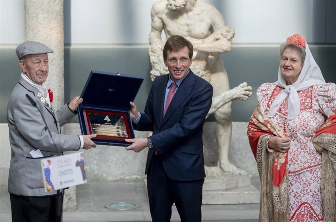 El alcalde de Madrid, José Luis Martínez-Almeida (c), durante la recepción a los miembros de la Federación de Grupos Tradicionales Madrileños con motivo del 175 aniversario del chotis, en el Museo de San Isidro