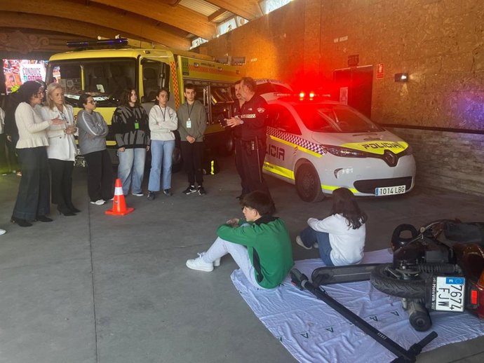 Estudiantes de un instituto de Paterna de Rivera en una jornada formativa sobre conducción responsable.