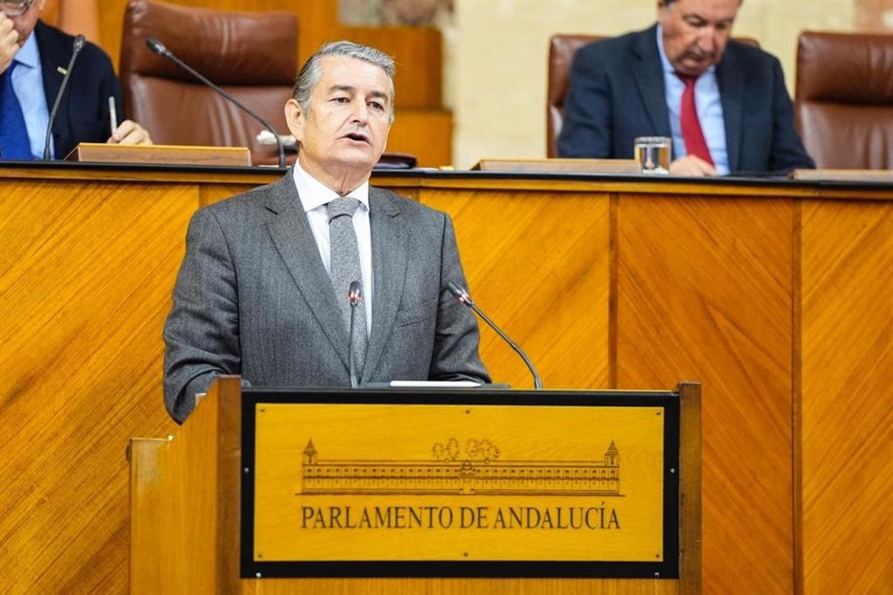 El consejero de Sanidad, Presidencia y Emergencias, Antonio Sanz, interviene en el Pleno del Parlamento andaluz.