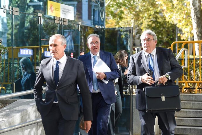 El presidente de Sidenor, José Antonio Jainaga (c), al salir de declarar junto a otros dos altos cargos de la compañía en la Audiencia Nacional, a 12 de noviembre de 2025, en Madrid (España).