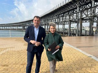 La presidenta de la Asociación Benéfico-social Virgen de la Cinta, Carmen Vázquez, y el presidente del Puerto de Huelva, Alberto Santana.