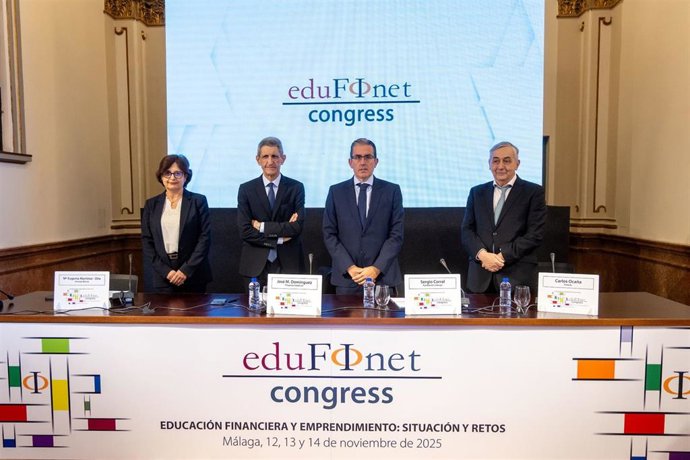 La directora de Educación Financiera de Unicaja, María Eugenia Martínez-Oña; el director del Proyecto Edufinet, José M. Domínguez; el director general de la Fundación Unicaja, Sergio Corral, y el director general de Funcas, Carlos Ocaña.
