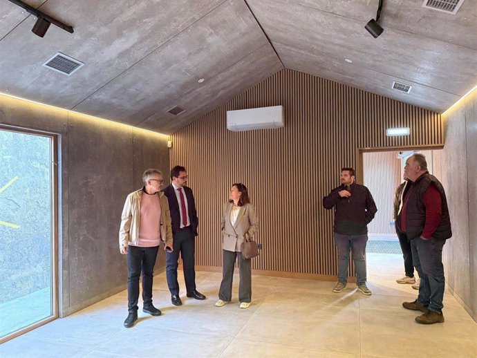 El concejal de Infraestructuras Urbanas y Rurales del Ayuntamiento de Gijón, Gilberto Villoria, visita la obra de las baterías altas del cerro Santa Catalina.