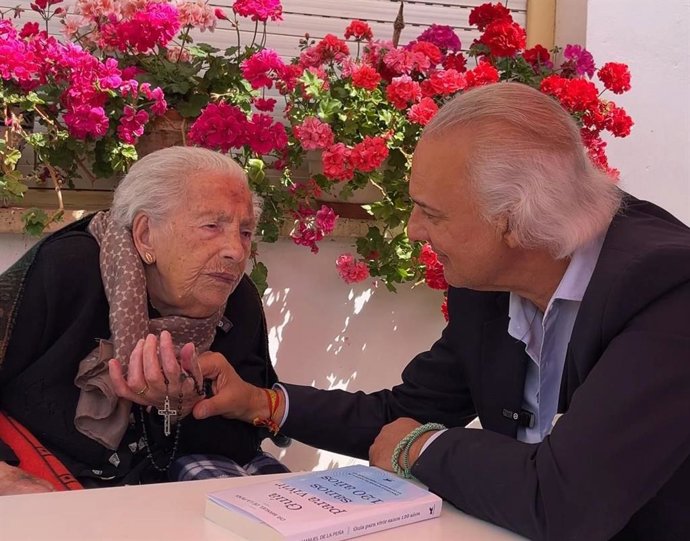 Teresa Fernández Casado, de 112 años, con el doctor de la Peña.